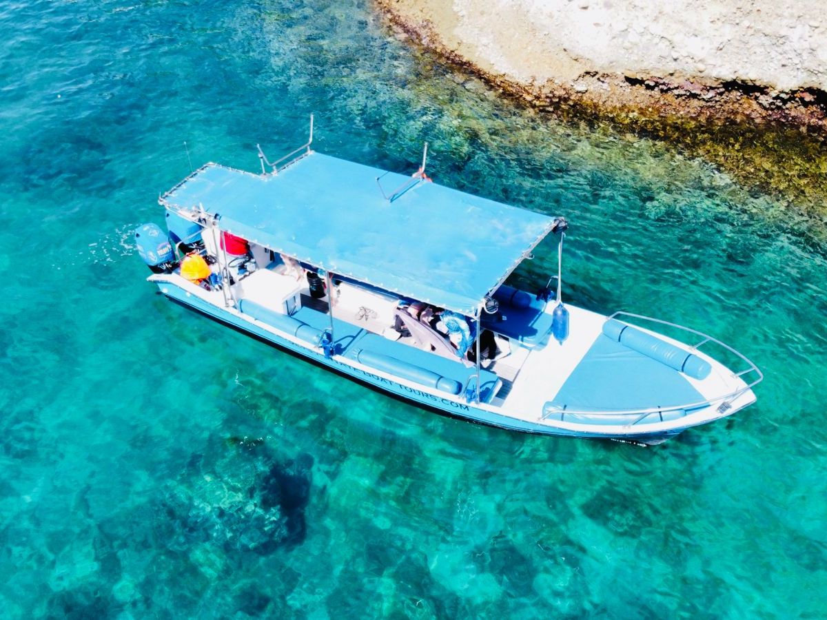 a small boat in a pool of water