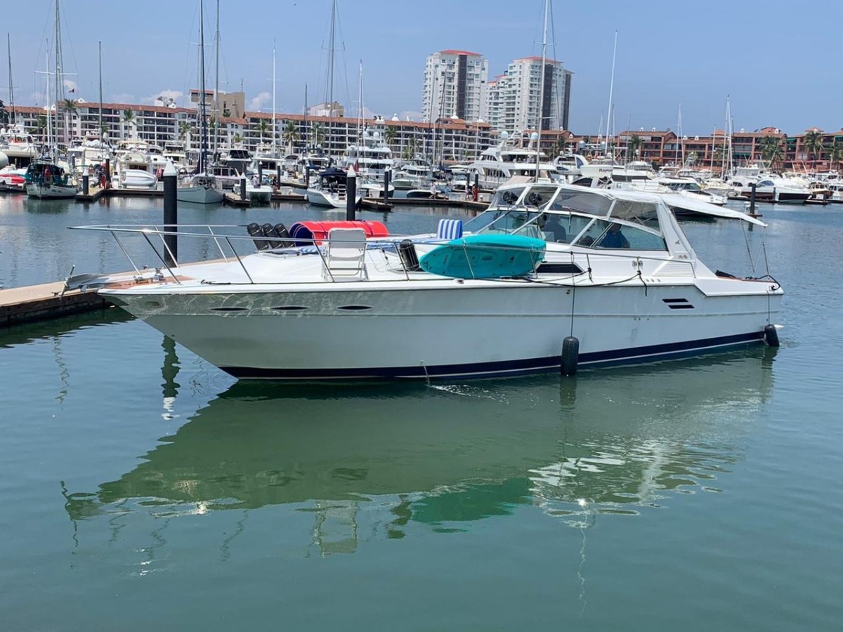 a small boat in a harbor