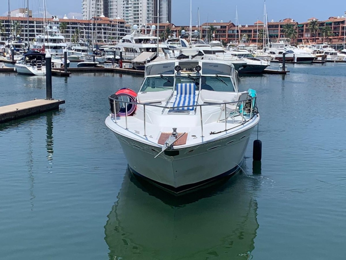 a small boat in a harbor