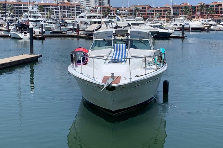 a small boat in a harbor